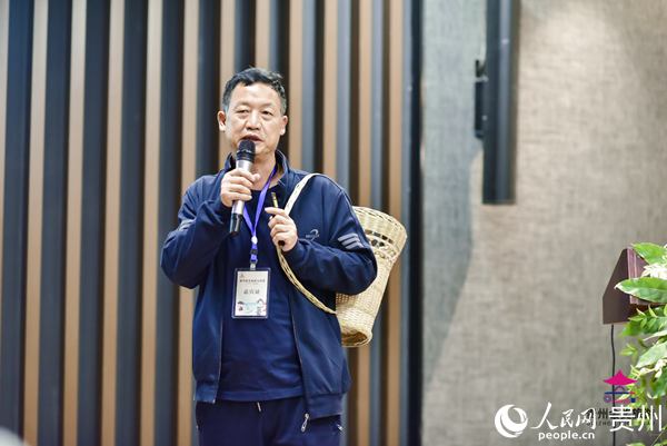 圖為楊祖華在貴陽旅游講座上推介背簍。