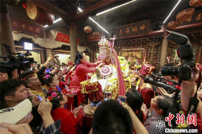 图为妈祖金身回宫安座?！×执菏?摄