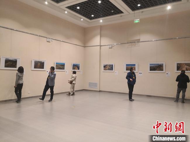 图为影像展现场?！》胫揪?摄