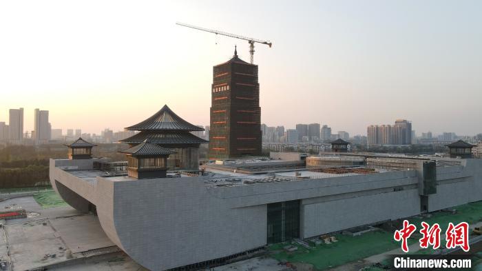 这是正在建设中的大运河博物馆，主体由大运塔和博物馆两部分组成。　孟德龙 摄