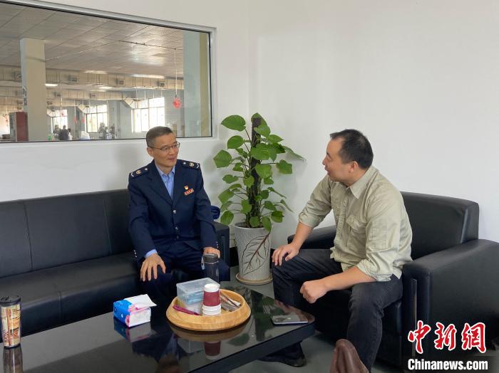 绍兴市上虞区税务工作人员进企业?！∩嫌菟拔窬止┩?摄