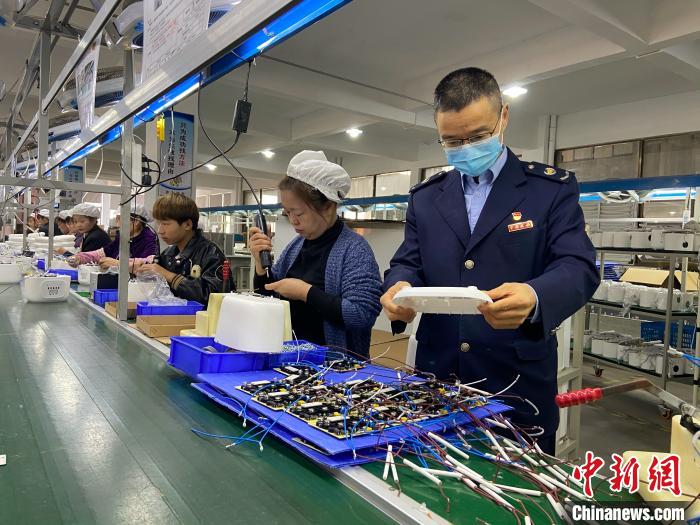 绍兴市上虞区税务工作人员进企业?！∩嫌菟拔窬止┩?摄