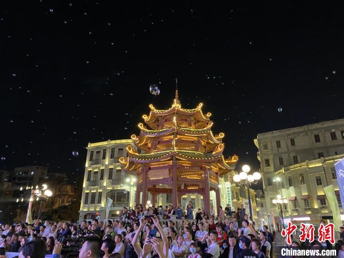 精彩演出吸引大量汕头市民观看。南粤古驿道定向赛组委会供图