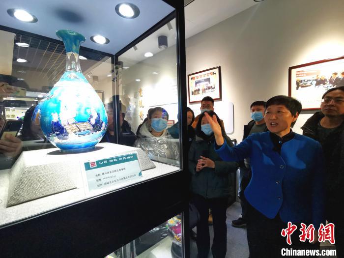 乔香平正在来自全国各地的陶瓷企业代表和手工艺人介绍“乔氏珐华”技艺?！⊙罱苡?摄