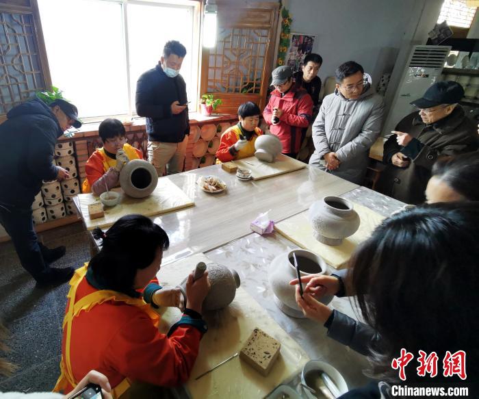 阳城县侨枫瓷业有限公司的陶瓷体验馆内一片忙碌?！⊙罱苡?摄