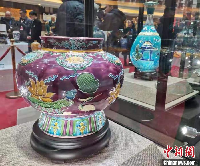 与“唐三彩”齐名的珐华，是古代山西特有的一种低温釉陶瓷，由琉璃演变而来?！∑钕?摄