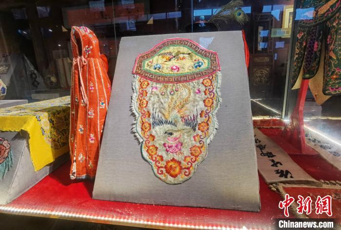 馆内展示的古绣品 周孙榆 摄