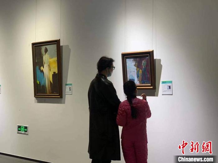 “2021年中俄油画艺术展”开幕?！×跷?摄