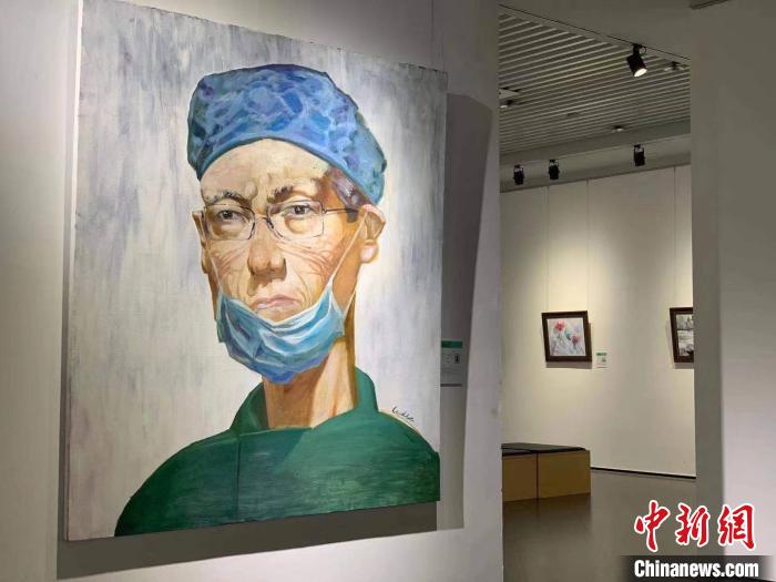 此次展览以“消融”为主题?！×跷?摄