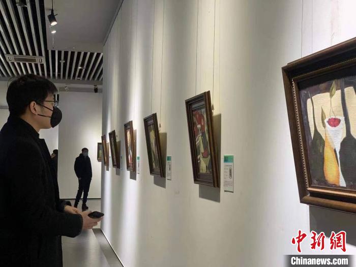 此次画展的作品呈现了中俄两国的社会人文、风土人情和自然风光。　刘锡菊 摄