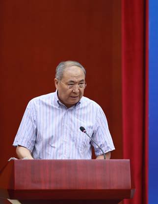 男人坐在桌子前中度可信度描述已自动生成