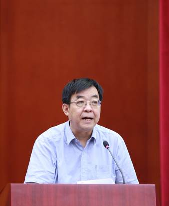 男人坐在桌子前描述已自动生成