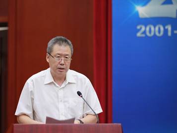 男人站在桌子前
中度可信度描述已自动生成